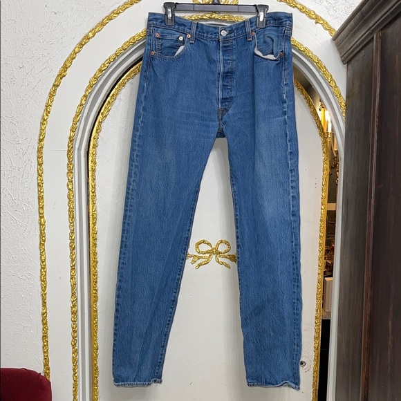 Levi’s 501 Button Fly Jeans Men’s 38x38 Straight Leg Medium Wash Classic Denin - Picture 1 of 8